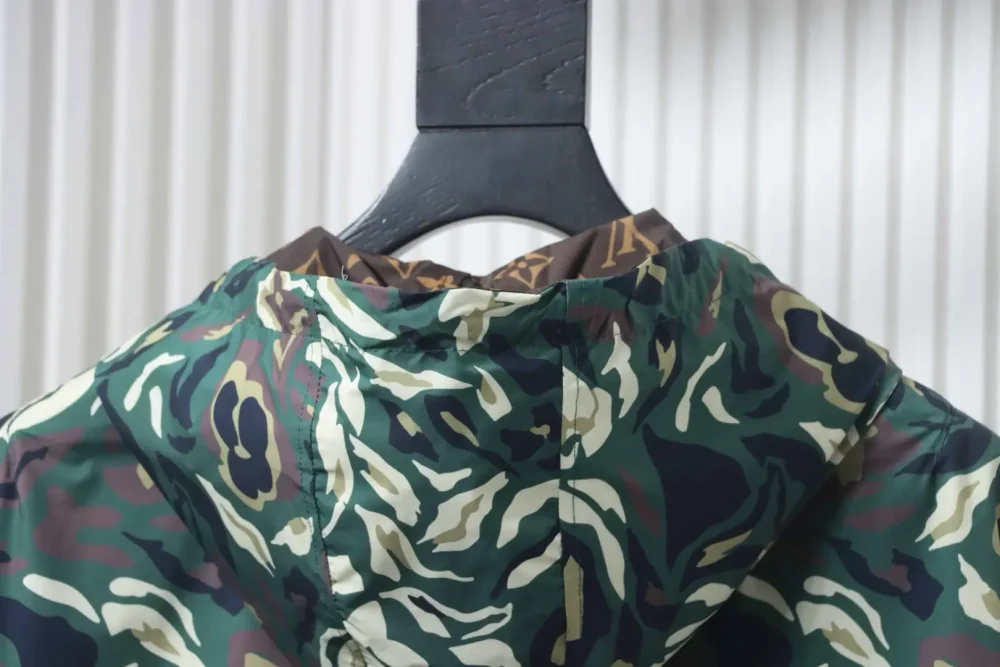 Doppelseitige Windjacke mit Camouflage-Monogramm Wendejacke – Bild 5
