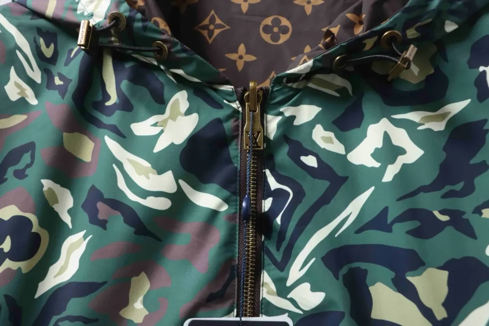 Doppelseitige Windjacke mit Camouflage-Monogramm Wendejacke – Bild 10