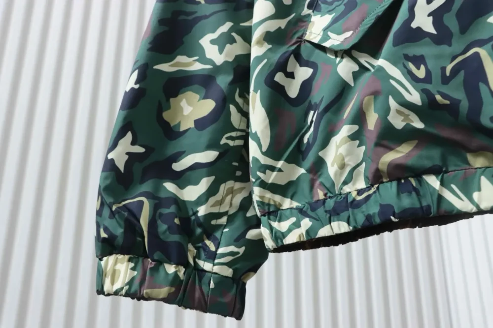 Doppelseitige Windjacke mit Camouflage-Monogramm Wendejacke – Bild 8