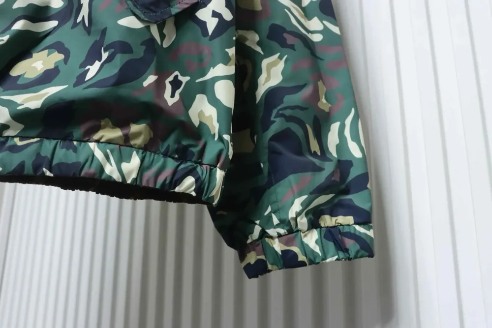 Doppelseitige Windjacke mit Camouflage-Monogramm Wendejacke – Bild 7