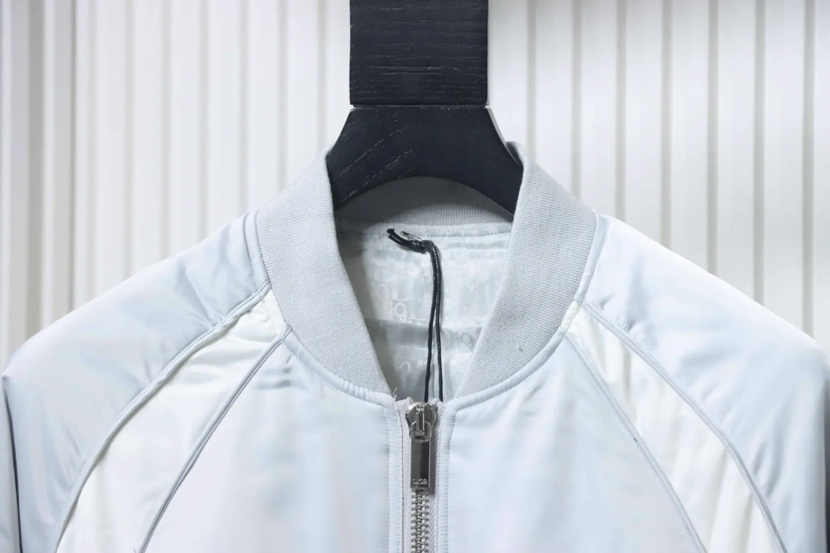 Fliegerjacke in Dunkelsilber mit Flügelstickerei im Rahmen einer Kollaboration mit D10r und Jordan – Bild 5