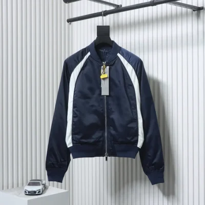 Fliegerjacke in Dunkelsilber mit Flügelstickerei im Rahmen einer Kollaboration mit D10r und Jordan