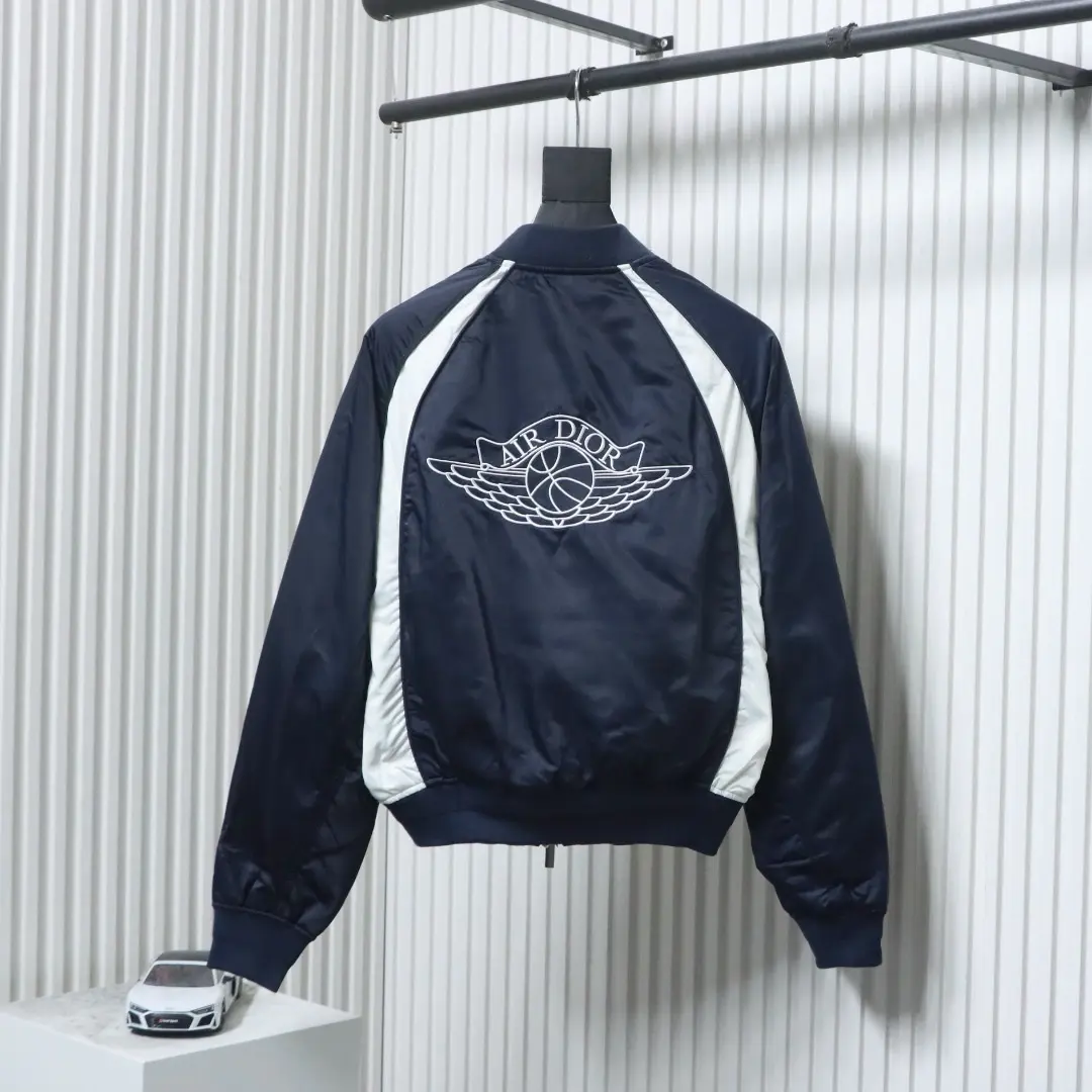 Fliegerjacke in Dunkelsilber mit Flügelstickerei im Rahmen einer Kollaboration mit D10r und Jordan – Bild 2