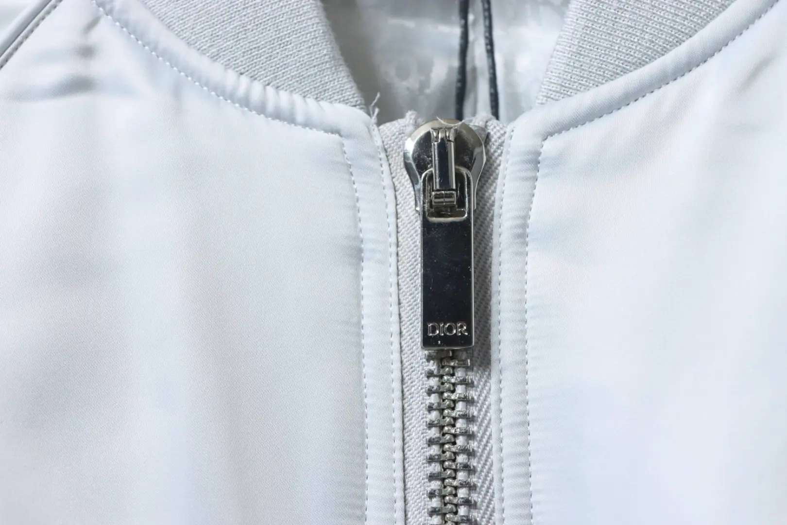 Fliegerjacke in Dunkelsilber mit Flügelstickerei im Rahmen einer Kollaboration mit D10r und Jordan – Bild 9