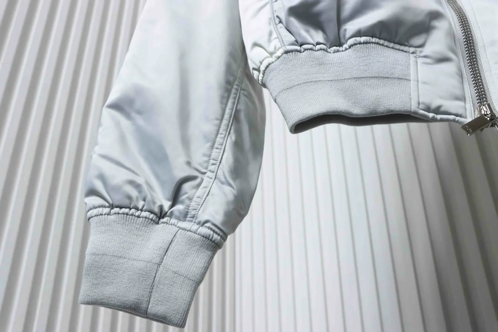 Fliegerjacke in Dunkelsilber mit Flügelstickerei im Rahmen einer Kollaboration mit D10r und Jordan – Bild 8