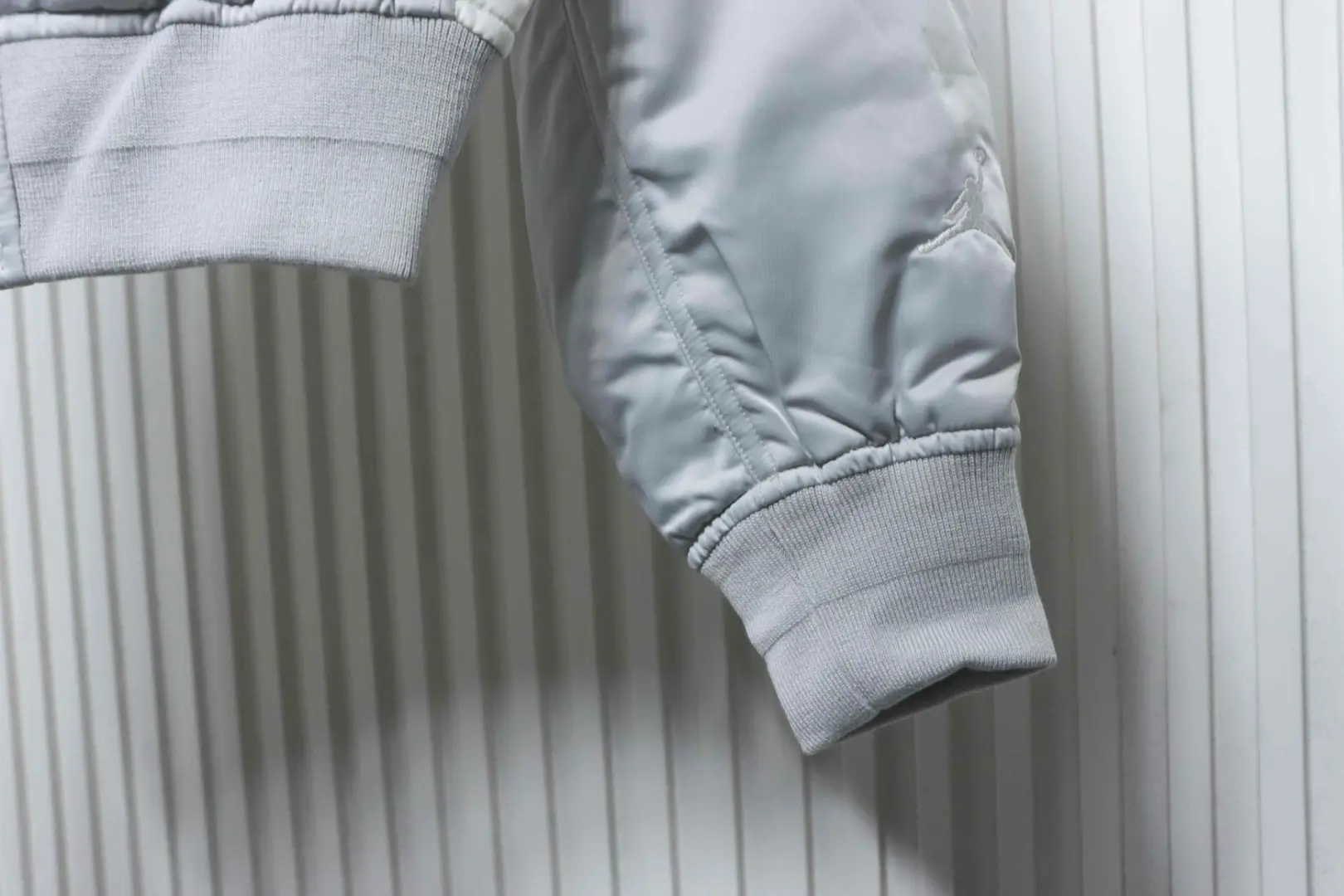 Fliegerjacke in Dunkelsilber mit Flügelstickerei im Rahmen einer Kollaboration mit D10r und Jordan – Bild 7