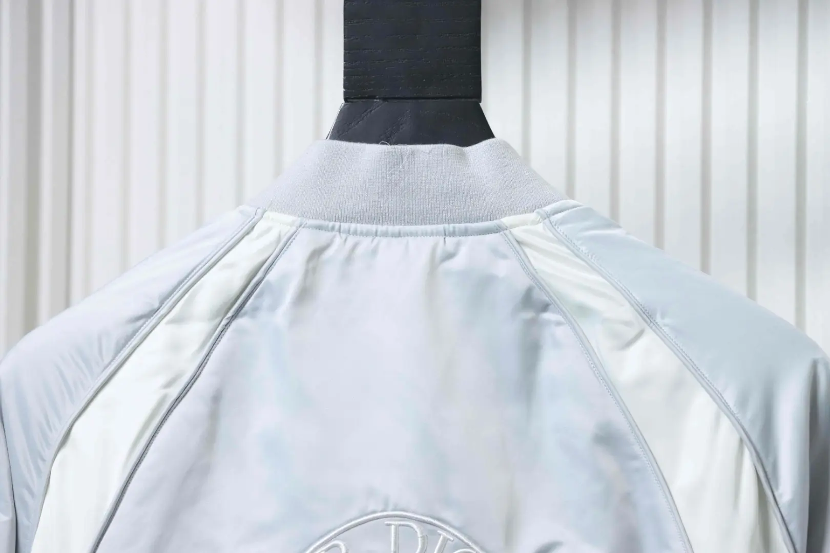 Fliegerjacke in Dunkelsilber mit Flügelstickerei im Rahmen einer Kollaboration mit D10r und Jordan – Bild 6