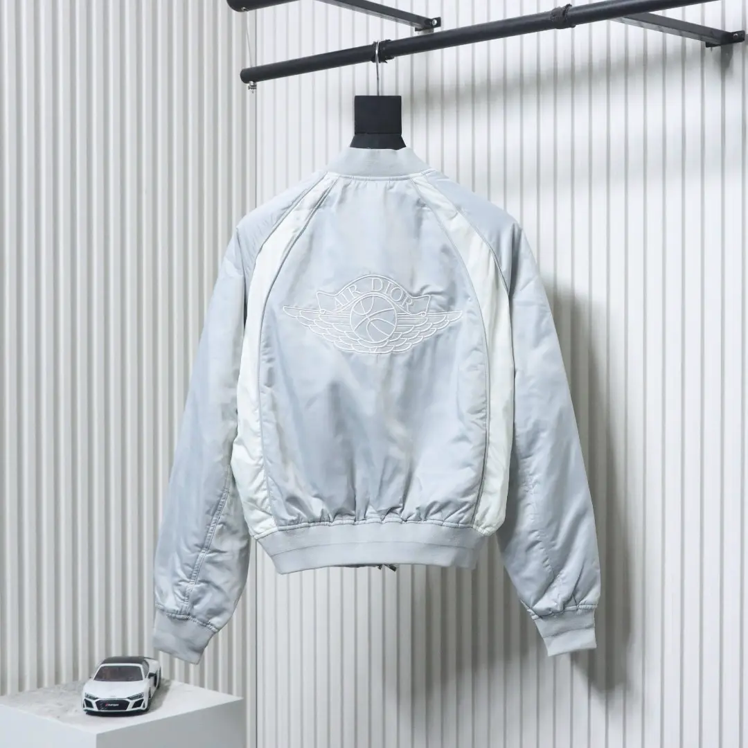 Fliegerjacke in Dunkelsilber mit Flügelstickerei im Rahmen einer Kollaboration mit D10r und Jordan – Bild 4