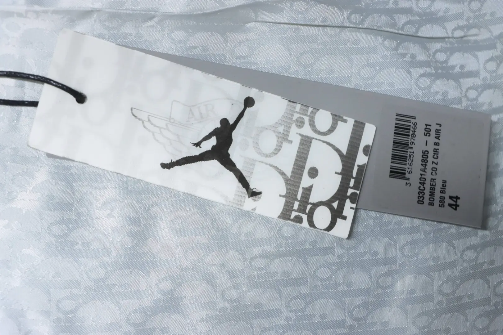 Fliegerjacke in Dunkelsilber mit Flügelstickerei im Rahmen einer Kollaboration mit D10r und Jordan – Bild 10