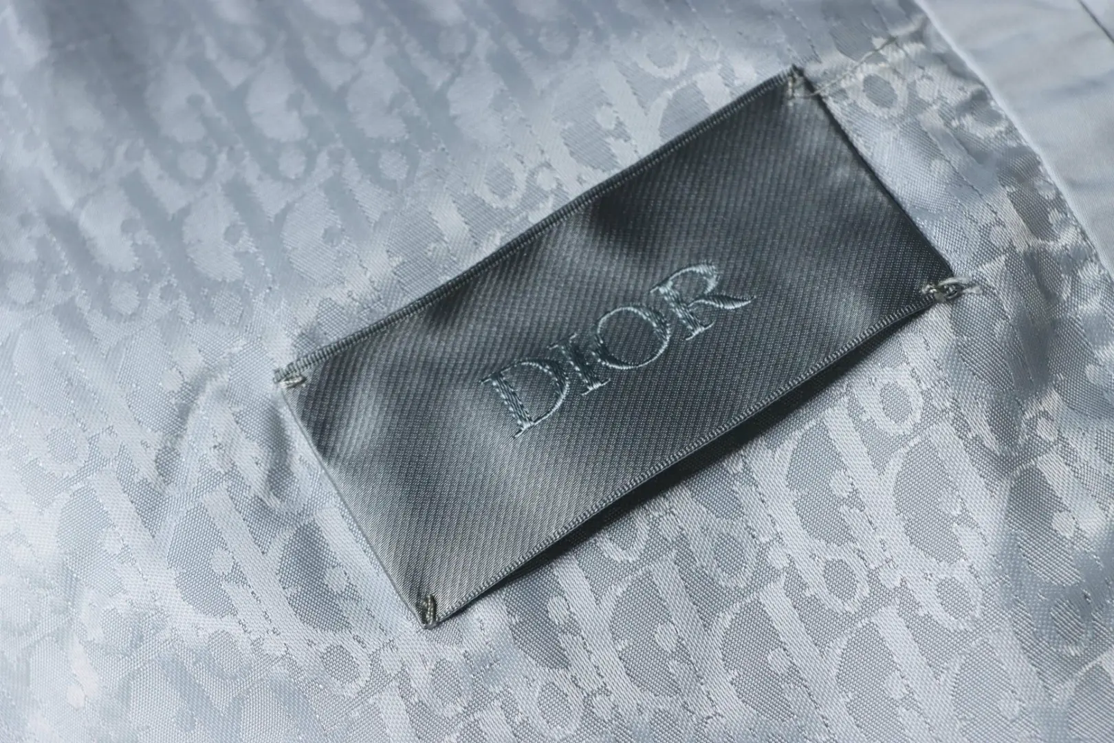 Fliegerjacke in Dunkelsilber mit Flügelstickerei im Rahmen einer Kollaboration mit D10r und Jordan – Bild 11