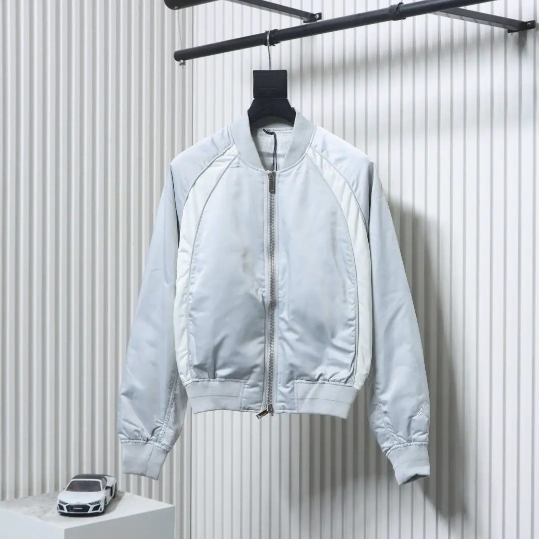 Fliegerjacke in Dunkelsilber mit Flügelstickerei im Rahmen einer Kollaboration mit D10r und Jordan – Bild 3