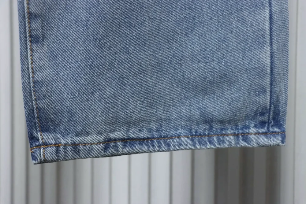 Gespleißte Jeanshose mit Monogramm – Bild 5