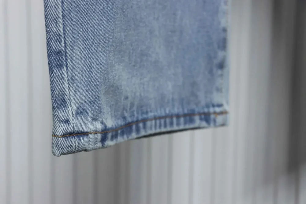 Gespleißte Jeanshose mit Monogramm – Bild 7