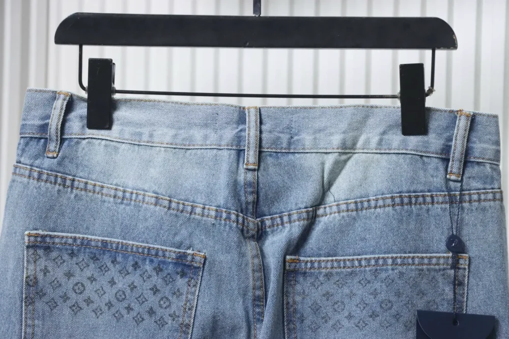 Gespleißte Jeanshose mit Monogramm – Bild 4