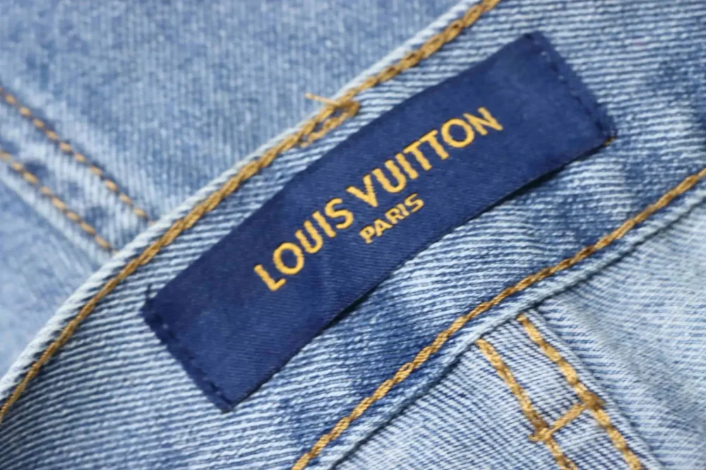Gespleißte Jeanshose mit Monogramm – Bild 10