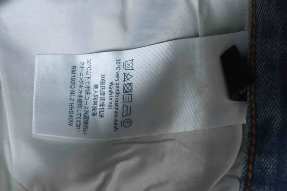 Gespleißte Jeanshose mit Monogramm – Bild 11
