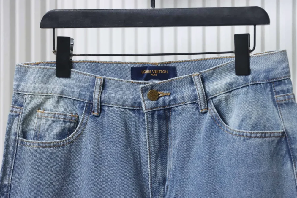 Gespleißte Jeanshose mit Monogramm – Bild 3