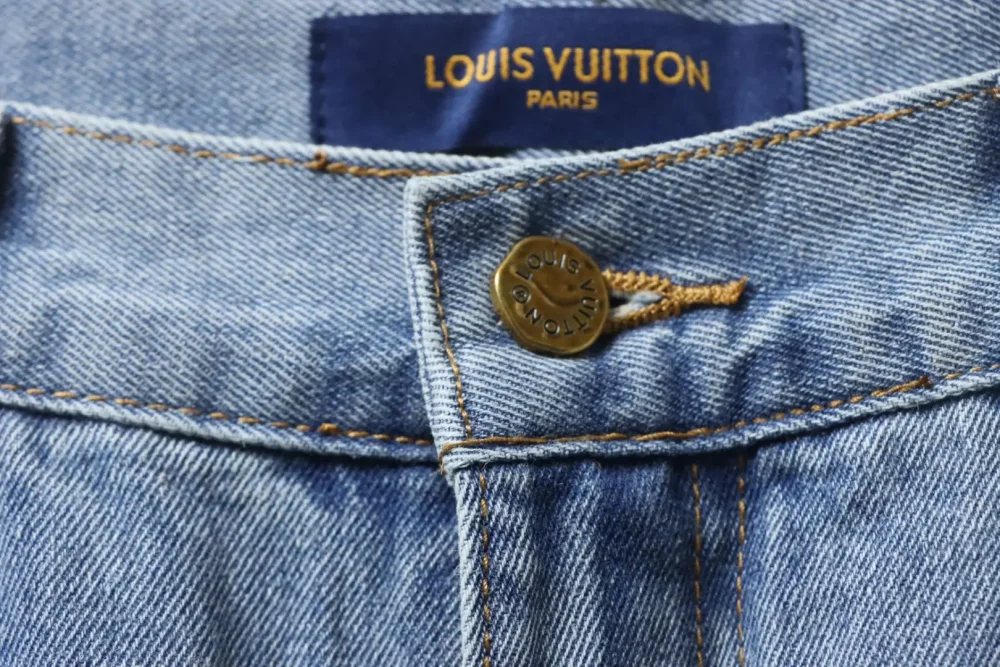 Gespleißte Jeanshose mit Monogramm – Bild 8