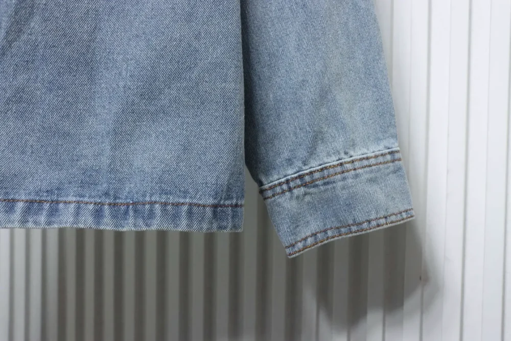Gespleißte Jeansjacke mit langen Ärmeln und Monogramm – Bild 5