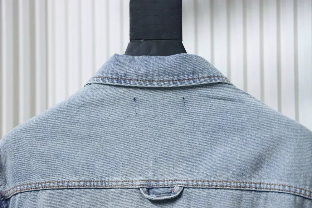 Gespleißte Jeansjacke mit langen Ärmeln und Monogramm – Bild 4