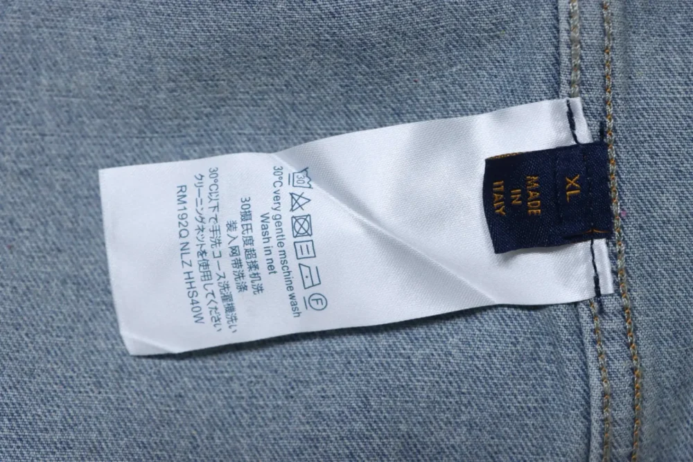 Gespleißte Jeansjacke mit langen Ärmeln und Monogramm – Bild 9