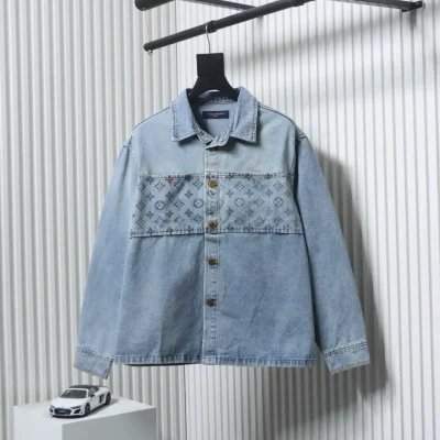 Gespleißte Jeansjacke mit langen Ärmeln und Monogramm