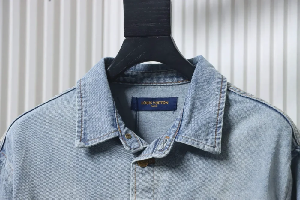 Gespleißte Jeansjacke mit langen Ärmeln und Monogramm – Bild 3