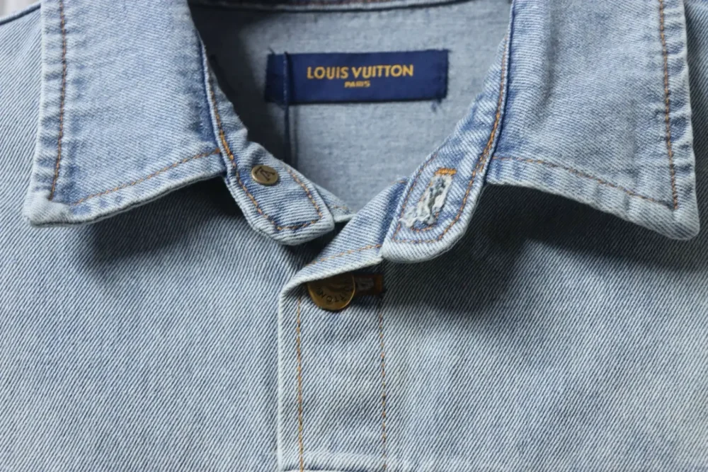 Gespleißte Jeansjacke mit langen Ärmeln und Monogramm – Bild 8