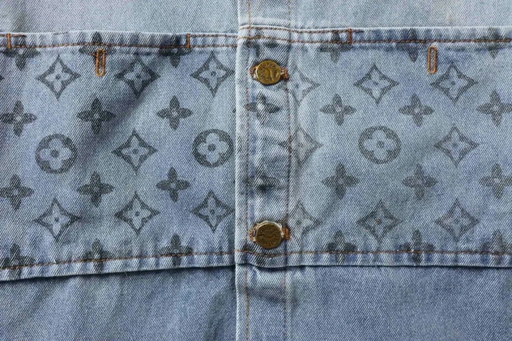 Gespleißte Jeansjacke mit langen Ärmeln und Monogramm – Bild 7