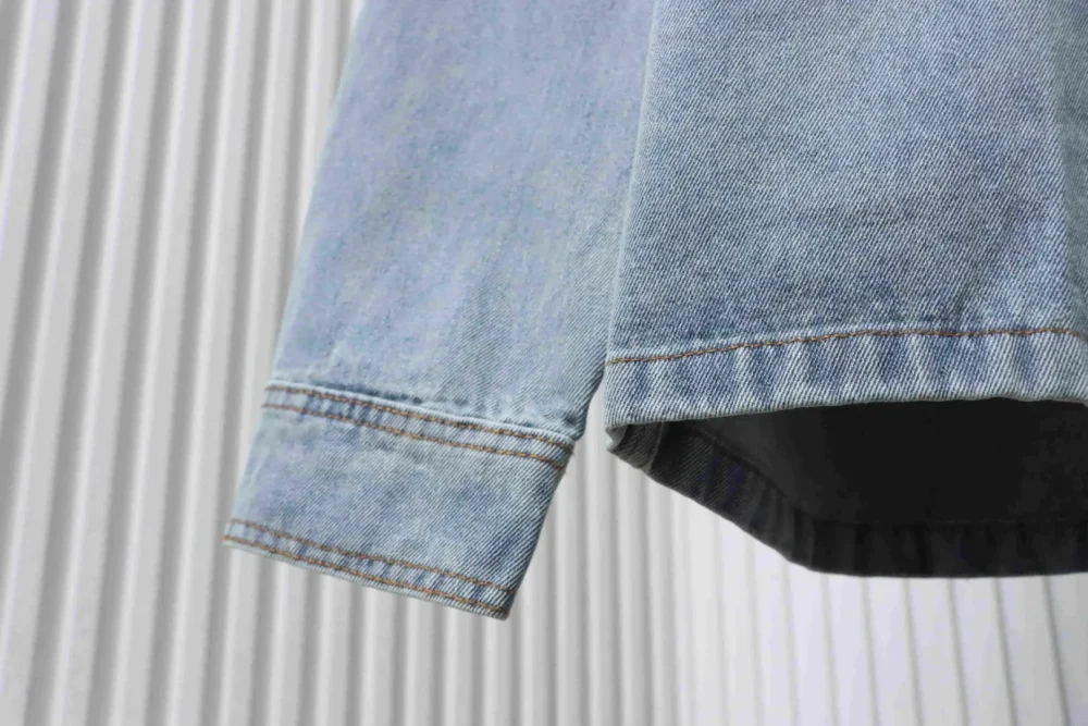 Gespleißte Jeansjacke mit langen Ärmeln und Monogramm – Bild 6