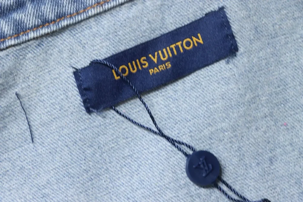 Gespleißte Jeansjacke mit langen Ärmeln und Monogramm – Bild 10