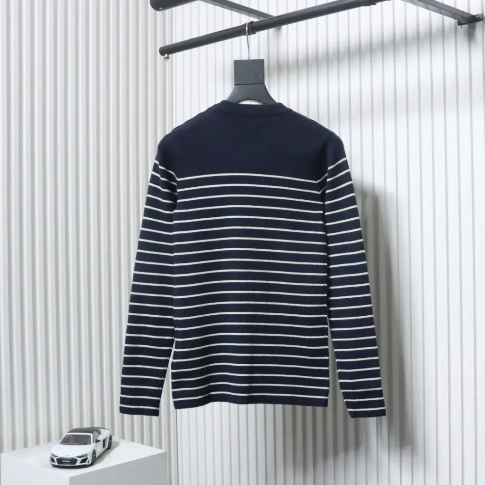 Gestreifter Strickpullover mit seitlichen Schlitzen und Knopfleiste an der Schulter – Bild 2