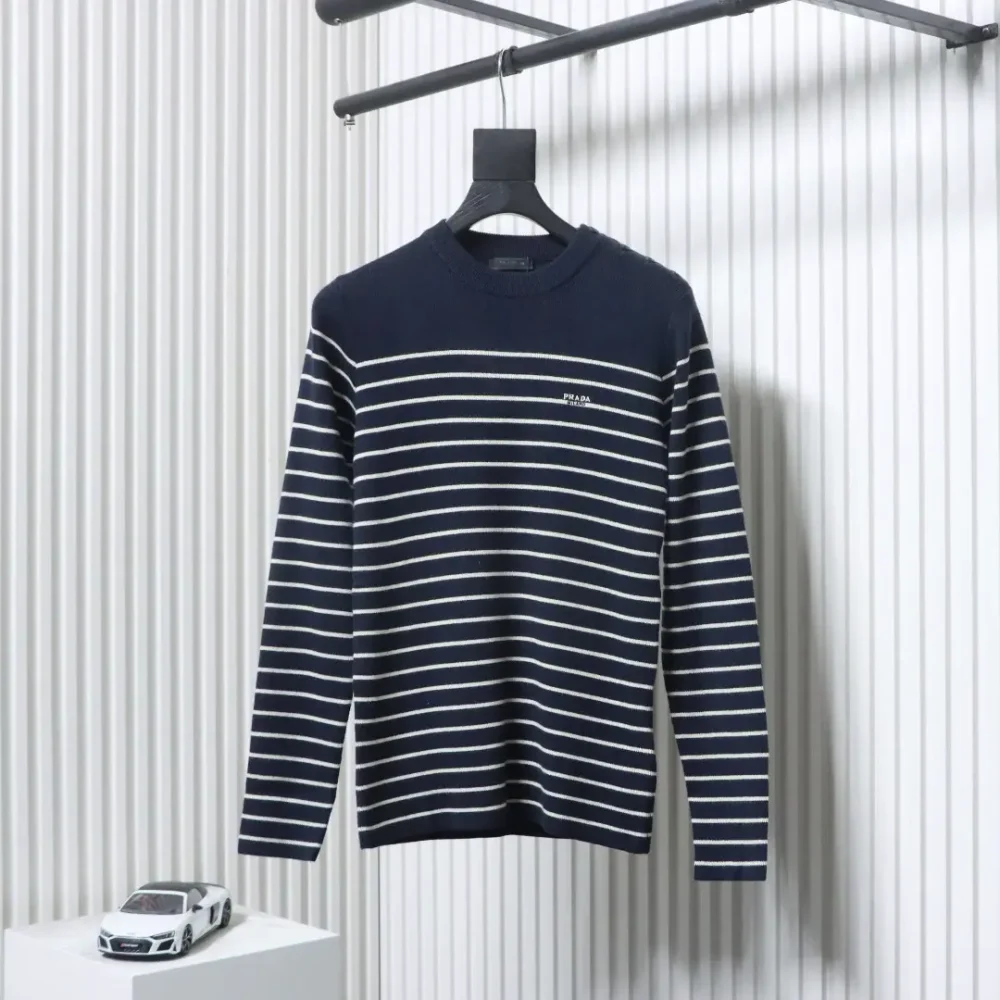 Gestreifter Strickpullover mit seitlichen Schlitzen und Knopfleiste an der Schulter