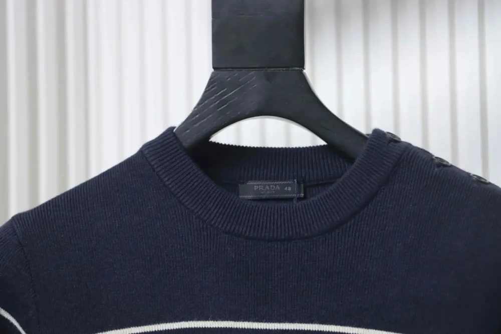Gestreifter Strickpullover mit seitlichen Schlitzen und Knopfleiste an der Schulter – Bild 3