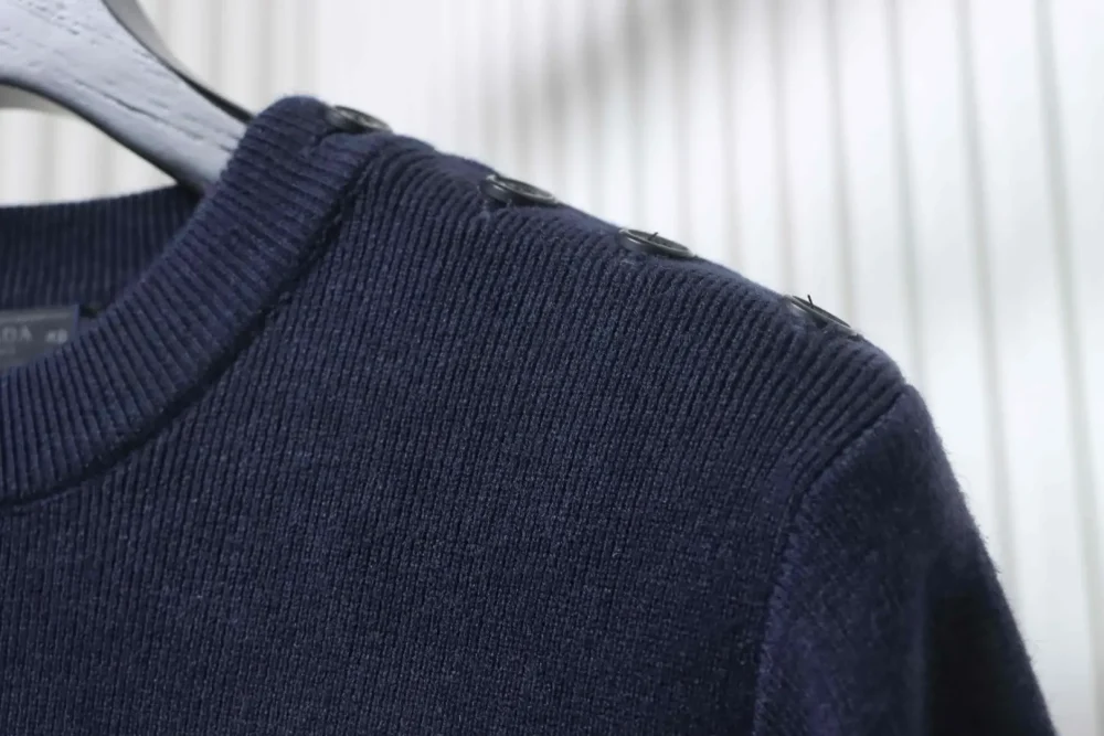 Gestreifter Strickpullover mit seitlichen Schlitzen und Knopfleiste an der Schulter – Bild 5