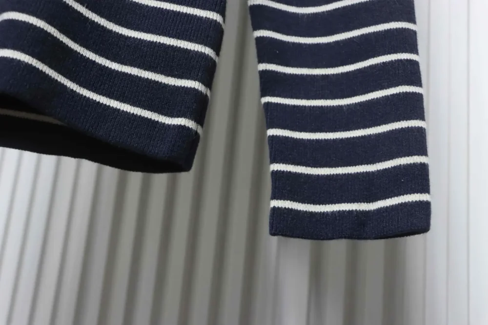 Gestreifter Strickpullover mit seitlichen Schlitzen und Knopfleiste an der Schulter – Bild 7