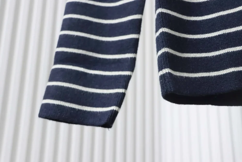 Gestreifter Strickpullover mit seitlichen Schlitzen und Knopfleiste an der Schulter – Bild 9