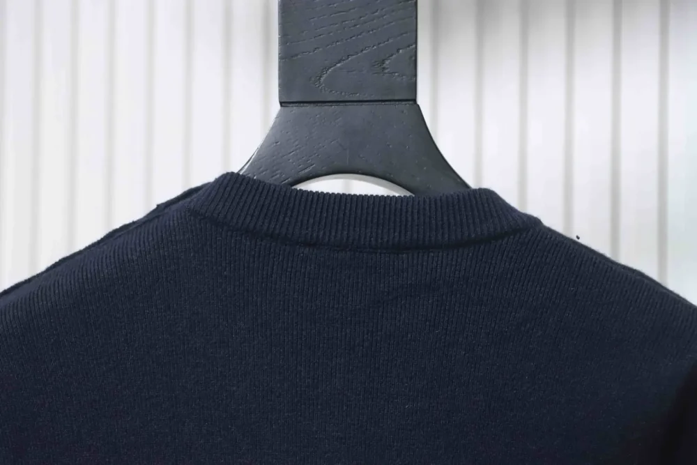 Gestreifter Strickpullover mit seitlichen Schlitzen und Knopfleiste an der Schulter – Bild 4