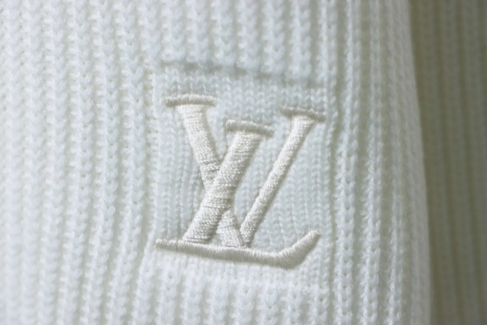 Gestrickter Rundhalspullover mit gesticktem Logo – Bild 8