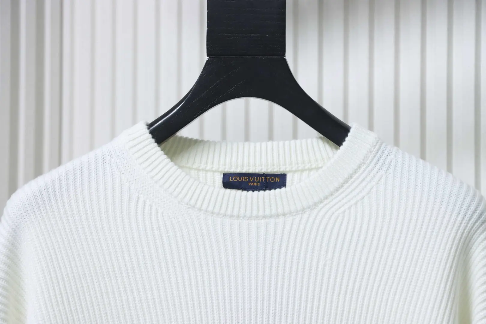 Gestrickter Rundhalspullover mit gesticktem Logo – Bild 3