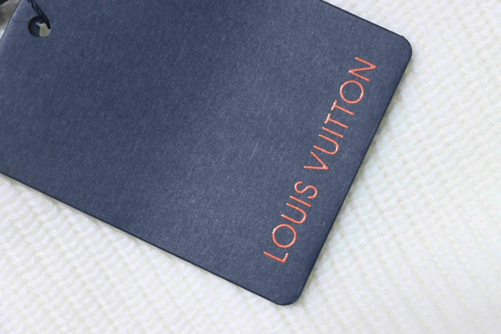 Gestrickter Rundhalspullover mit gesticktem Logo – Bild 11