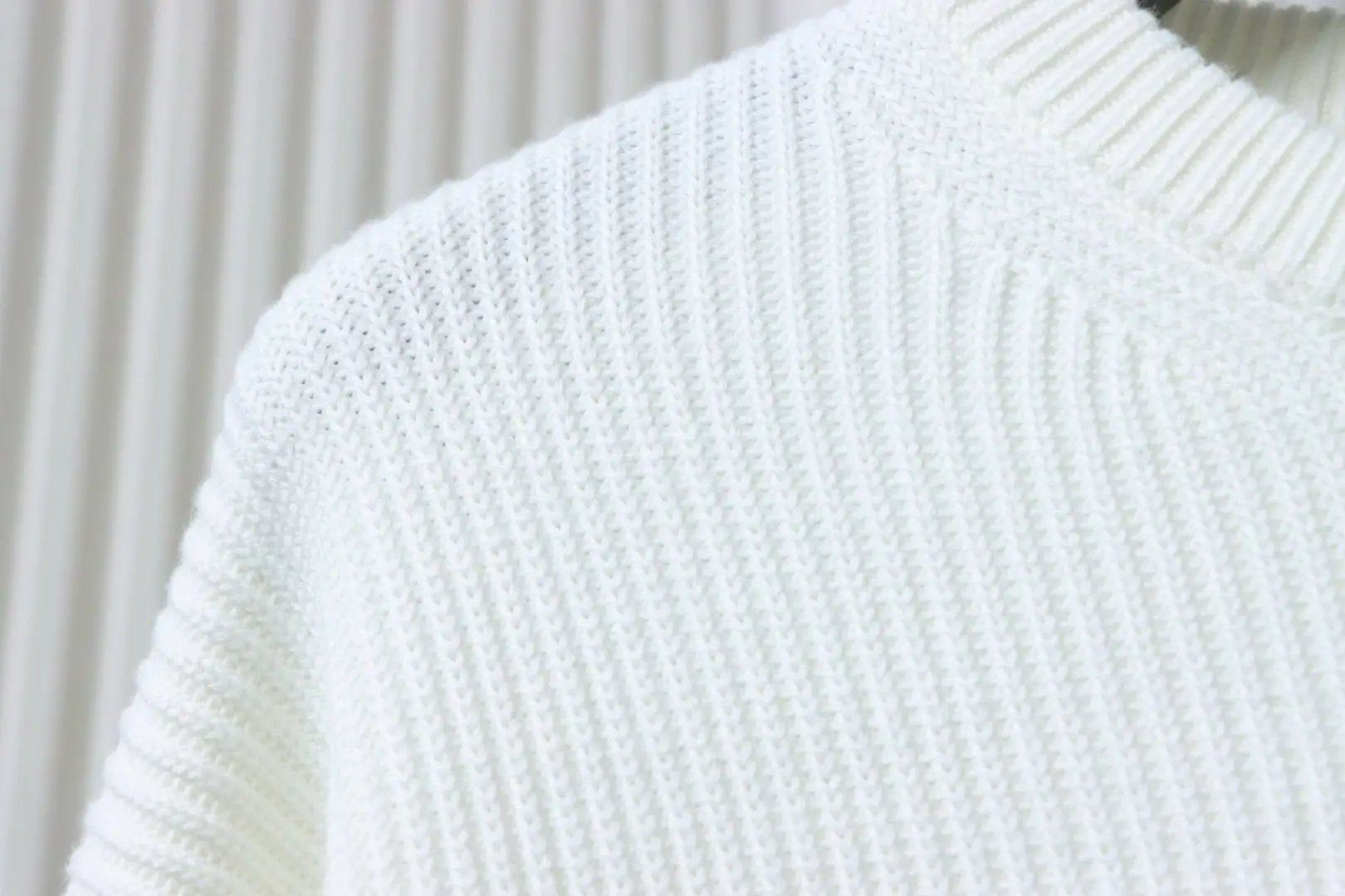 Gestrickter Rundhalspullover mit gesticktem Logo – Bild 7