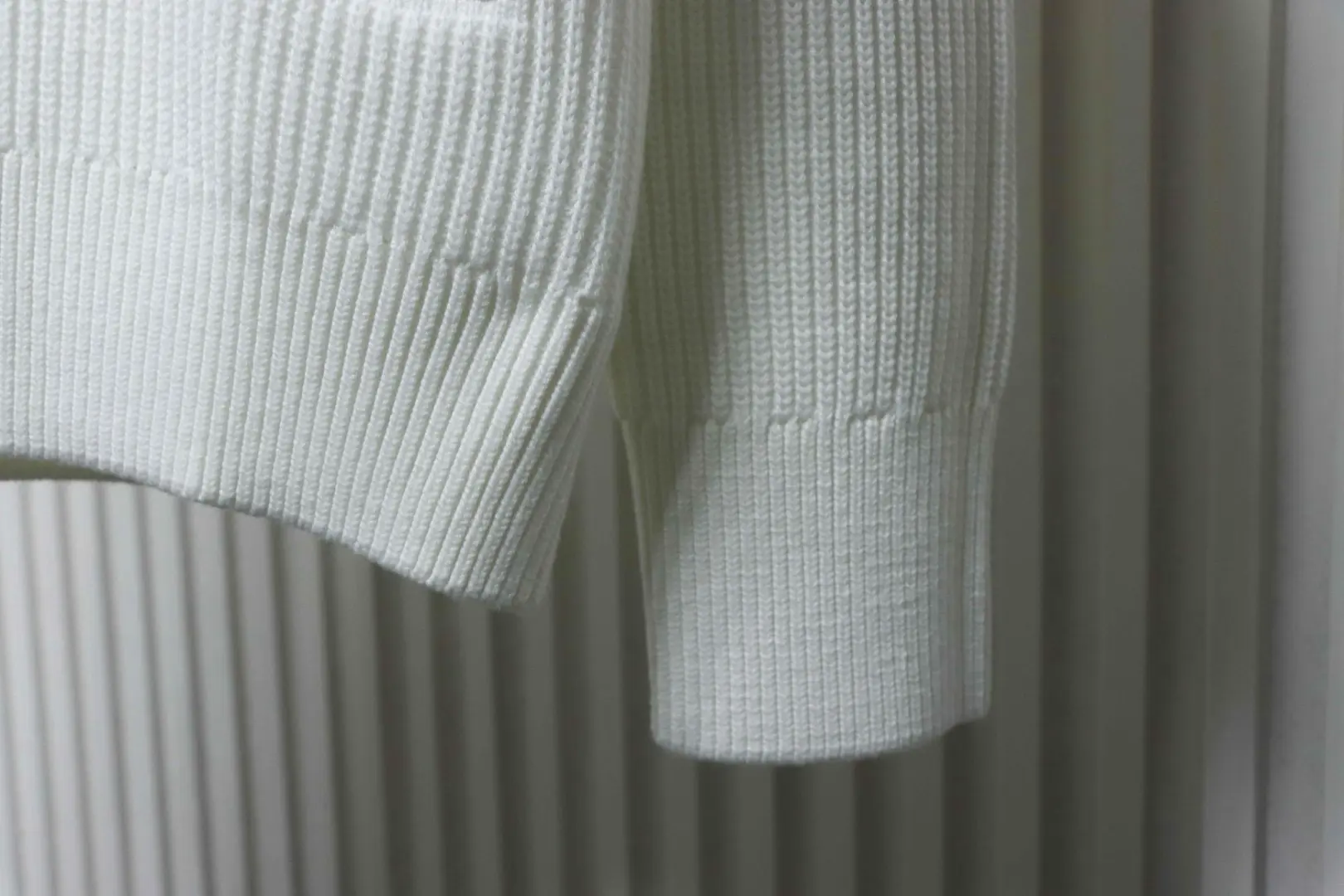 Gestrickter Rundhalspullover mit gesticktem Logo – Bild 6