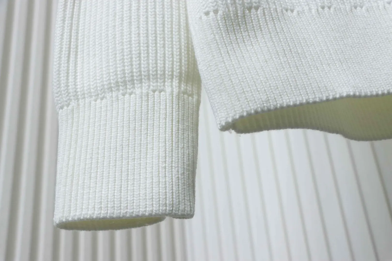 Gestrickter Rundhalspullover mit gesticktem Logo – Bild 5