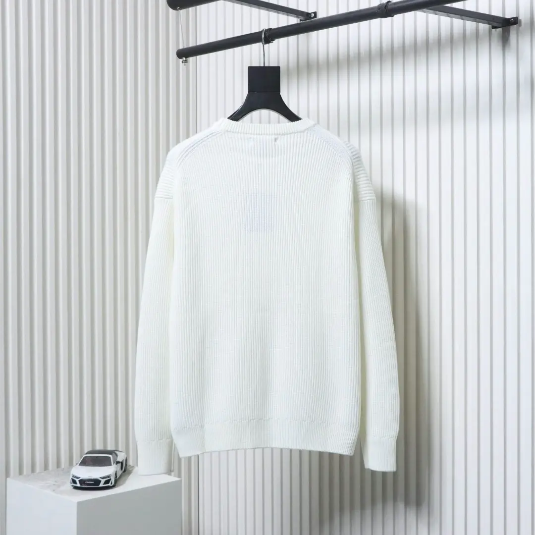 Gestrickter Rundhalspullover mit gesticktem Logo – Bild 2