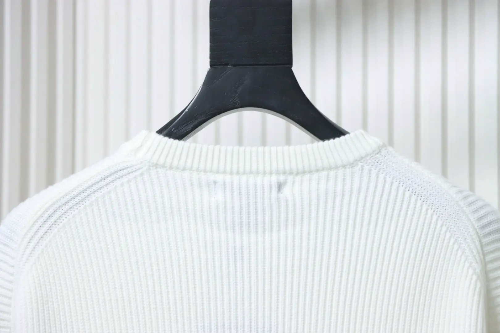 Gestrickter Rundhalspullover mit gesticktem Logo – Bild 4