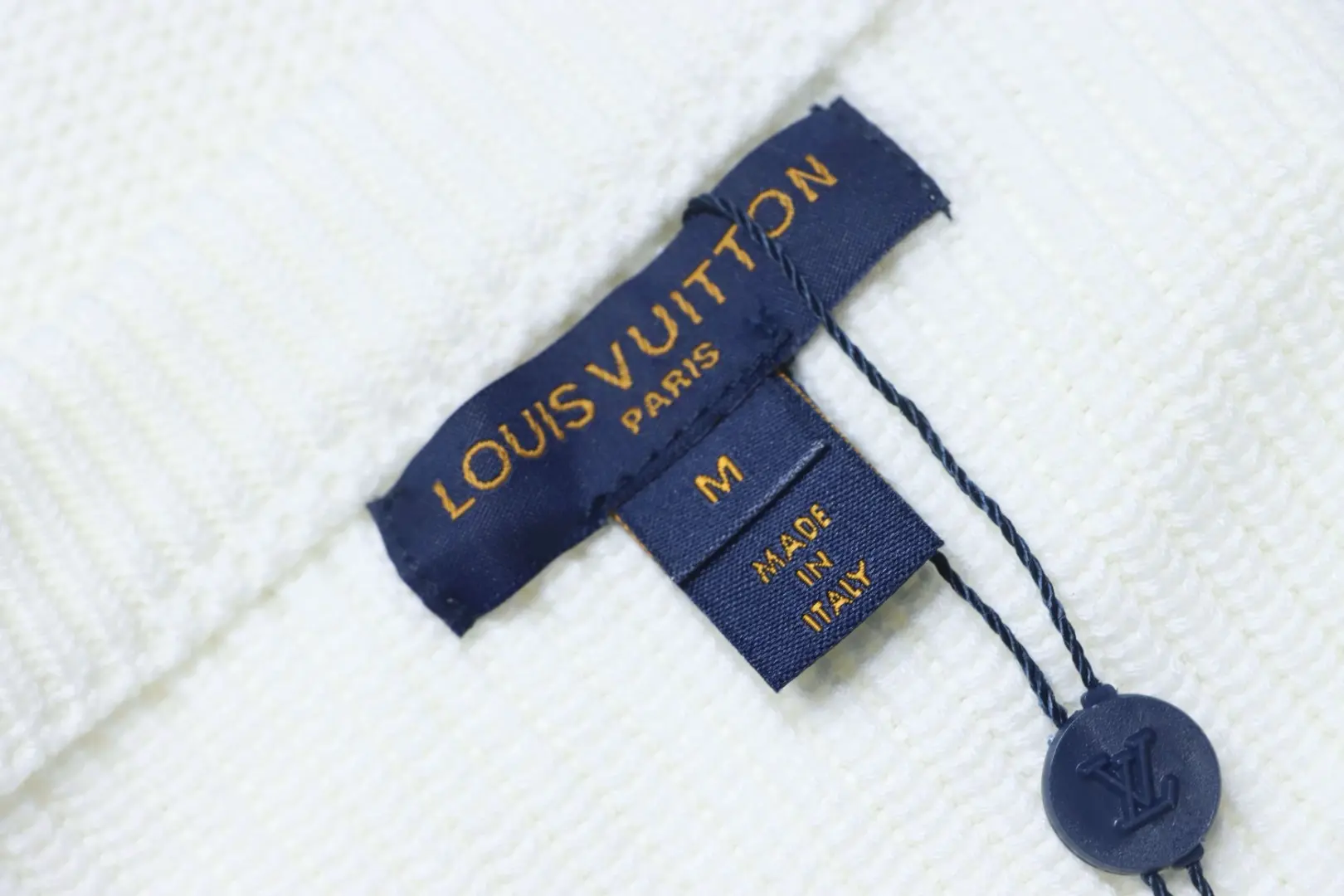 Gestrickter Rundhalspullover mit gesticktem Logo – Bild 9