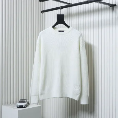 Gestrickter Rundhalspullover mit gesticktem Logo