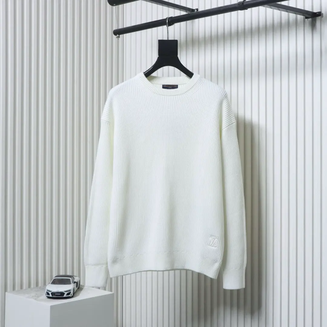 Gestrickter Rundhalspullover mit gesticktem Logo