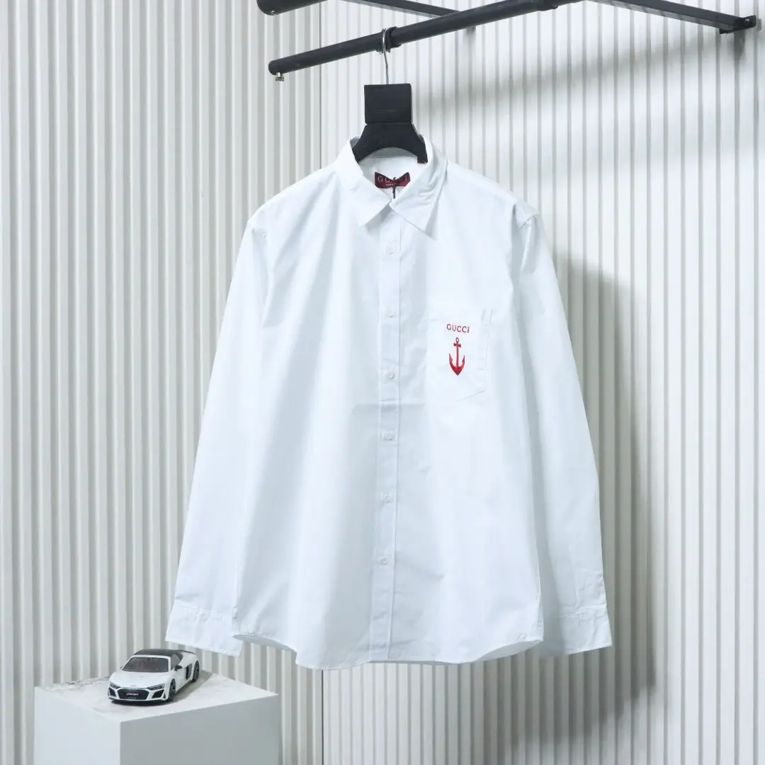 Hemd mit Ankerstickerei